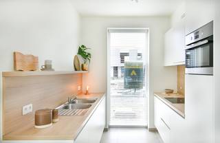 <strong>KWALITATIEF EN BETAALBAAR WONEN AAN DE WESTKUST</strong><br />Groen genesteld, maar vlakbij alles. Kwalitatief, maar betaalbaar. Comfortabel, maar energiezuinig. Strak gevormd, maar heel gezellig. Maak kennis met Woonwijk Zoetwaterlande: een splinternieuwe, gemoedelijke buurt waar het leven zoet is. In de wijk zijn in totaal 41 piekfijne woningen met alle comfort te koop. Bovendien komen de woningen in aanmerking voor een verlaagd btw- tarief van 6% ipv 21%. En dat scheelt een flinke slok op de borrel. Betaalbaar wonen aan de Westkust? Jazeker. Het kan.<br /><br /><strong>Ligging</strong><br />De fonkelnieuwe woonwijk verrijst in Adinkerke, op het perceel tussen de Kasteelwijk en het Kanaal Duinkerke-Nieuwpoort. Een eilandje van rust met een idyllisch zicht op het water. Goed verscholen, maar toch op wandelafstand van school, winkels en centrum. Met de auto, het openbaar vervoer of te voet, via de voetgangersbrug. Rustig gelegen en toch vlakbij verschillende strategische verkeersknooppunten en... de zee, natuurlijk<br /><br /><em><strong>Derde fase : RUWBOUW AFGEWERKT - Finale afwerking voorzien eind 2025.</strong></em><br />FASE 3 (4 woningen) zijn in afwerkingsfase.<br /><br />BEZOEK NU ONZE MODELWONING OP AFSPRAAK!<br /><br /><span>Klik hier voor ons aanbod</span>