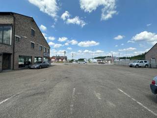 **handelspand met appartement woonst, toonzaal/showroom, atelier/loods en bouwgrond**Te Tienen-Hakendover bieden wij u een unieke...