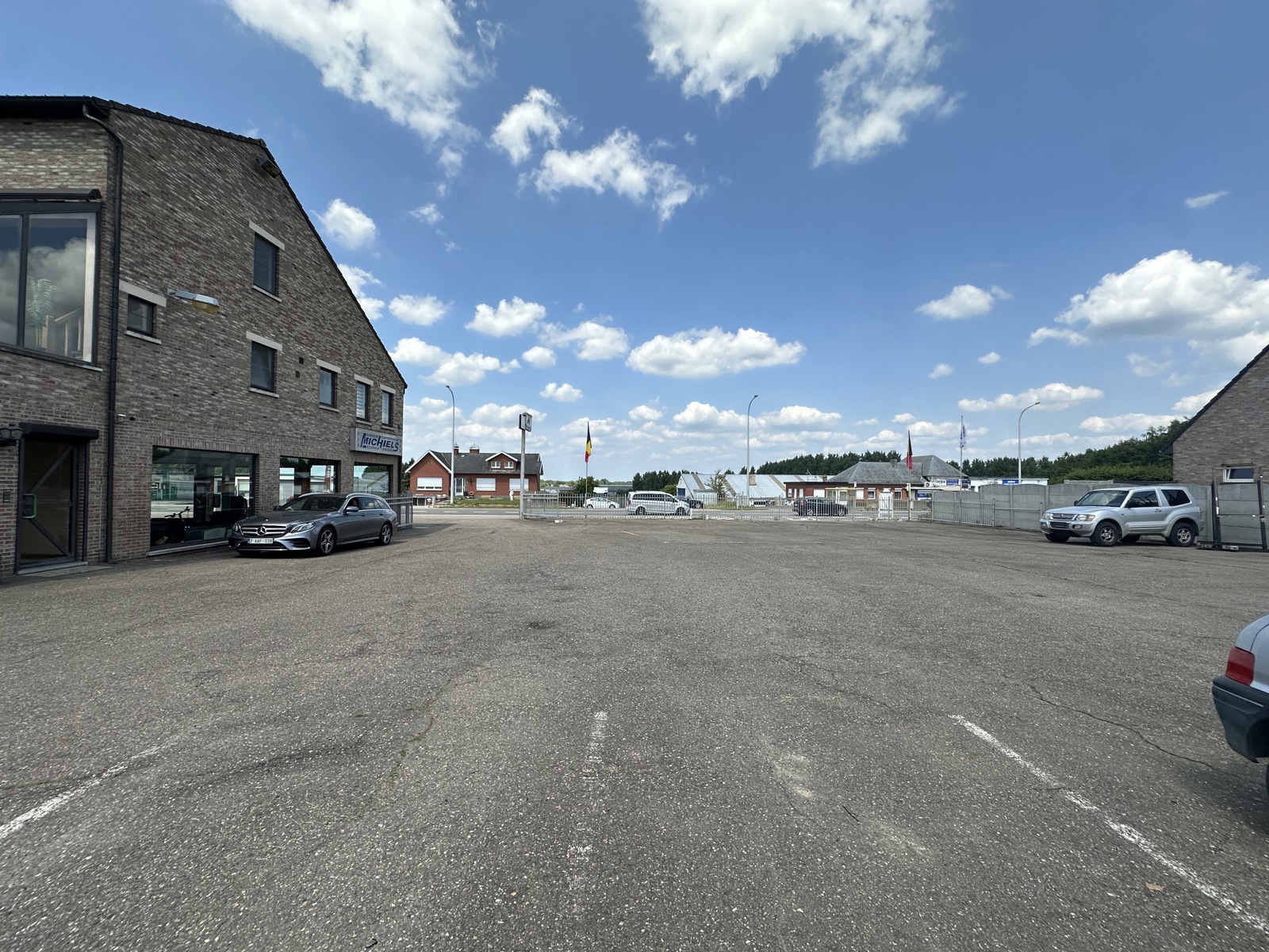 Handelspand met woonst, showroom, loods en bouwgrond - foto 1