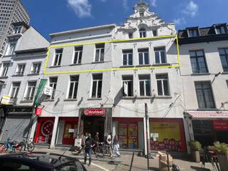 <strong>Kantoor te huur - Hoogstraat n° 64 - 1000 Brussel.</strong><br />Deze kantoren zijn gelegen in een bruisende wijk.<br />Op 150 meter van de Zavel / Sablon en op loopafstand van de wijk Marollen.<br /><strong>130 m2</strong> gelegen op tweede verdieping van dit karaktervolle gebouw.