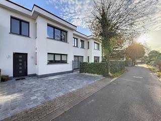 In de Konijnstraat te Sint-Idesbald vinden we deze woning met 3 slaapkamers, 2 badakamers, oprit en een tuin. Het huis ligt op wandelafstand van...