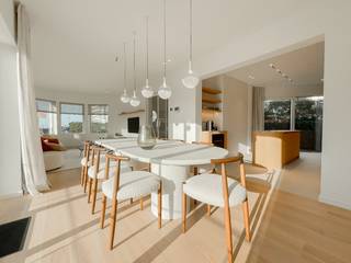 Villa exclusive avec une vue imprenable sur la mer - entièrement rénovée avec attention pour les détails.<br /><br />Cette villa exceptionnelle a récemment été entièrement et avec goût rénovée, en utilisant des matériaux de haute qualité et en accordant une grande attention à la finition. De différentes pièces de la maison, vous pourrez profiter d'une vue imprenable sur la mer.<br /><br />Disposition :<br />En entrant dans la maison, vous arrivez dans un hall d'entrée spacieux avec toilettes invités et vestiaire. Le salon lumineux comprend un salon confortable et une salle à manger, donnant sur une terrasse orientée à l'ouest. La cuisine ouverte entièrement équipée est équipée d'appareils Miele (four, four combiné, cave à vin, réfrigérateur, lave-vaisselle) et d'un robinet Quooker. De la cuisine, vous avez un accès direct à une deuxième terrasse et au jardin arrière joliment aménagé, équipé d'un éclairage d'ambiance et d'un système d'arrosage automatique.<br /><br />Premier étage :<br />La chambre principale dispose de placards intégrés, d'une salle de douche attenante et de toilettes séparées. Vous pourrez également profiter d'une belle vue sur la mer. Il y a également deux chambres à coucher complètes, une salle de douche séparée et des toilettes invités sur le palier.<br /><br />Deuxième étage :<br />Ici se trouve une quatrième chambre spacieuse avec une vue imprenable sur la mer, une grande terrasse, un dressing séparé et une salle de bains complète. Des toilettes supplémentaires sont également présentes.<br /><br />Sous-sol :<br />Le sous-sol entièrement aménagé et éclairé naturellement comprend un vestiaire, un débarras, une buanderie, une pièce polyvalente et une salle de douche supplémentaire.<br /><br />Supplémentaire :<br />La maison dispose d'un garage spacieux et de plusieurs places de parking extérieures, dont une avec borne de recharge. Cette villa d'angle économe en énergie est équipée d'une pompe à chaleur, de la climatisation et d'un système domotique.<br /><br />Emplacement :<br />La villa est située dans un emplacement unique en bord de mer, dans un environnement en plein développement avec un énorme potentiel futur. Grâce au projet de rénovation du casino et à la création d'une place sans voiture, cet emplacement est non seulement exclusif, mais aussi un excellent investissement à long terme.