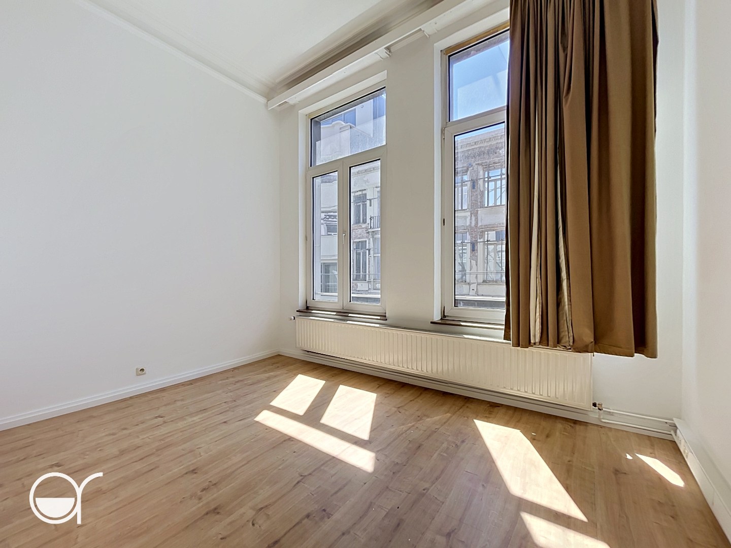 Centraal gelegen 2 slaapkamer-appartement met standaard voorzieningen - foto 4