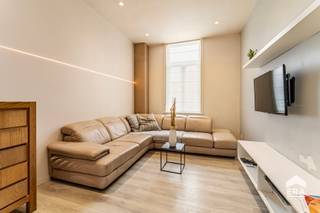[[ DIT PAND NEEMT DEEL AAN DE ERA OPEN HUIZEN DAG OP 19/9 VAN 14:30 TOT 15:30 ]]
De woning bevindt zich in het rustige Stasegem op een boogscheut van het Provinciedomein De Gavers. Dankzij deze centrale ligging zijn zowel scholen, horecazaken, winkels en supermarkten vlakbij, wat dit huis bijzonder aantrekkelijk maakt voor gezinnen. Dankzij de vlotte verbinding richting Kortrijk, Waregem en de E17 geniet je ook van een uitstekende bereikbaarheid. Kortom de ideale starterswoning of een interessante investering! <br /><br />INDELING:<br /><strong>Gelijkvloers:</strong> Inkomhal - lichtrijke leefruimte - geïnstalleerde keuken - polyvalente ruimte (ideaal als bureau of speelkamer voor de kinderen) - praktische bergruimte met aansluitende garage ruime tuin met uitweg en carport - droge kelder<br /><br /><strong>Eerste verdiep:</strong> Badkamer uitgerust met lavabo, ligbad/douche en toilet - 3 ruime slaapkamers<br /><br /><strong>Tweede verdiep:</strong>  4de slaapkamer - grote zolderruimte (mogelijkheid tot 5de slaapkamer)<br /><br /><strong>Troeven van deze woning:</strong><br />- Centrale ligging in Stasegem<br />- Uitweg achteraan (privatief) <br />- 4 volwaardige slaapkamers<br />- Geen renovatieplicht dankzij recente renovatiewerken<br /><br /><br />Interesse of wenst u graag een bezoek ter plaatse?<br />Neem contact op met uw ERA-makelaar! <br /><br />