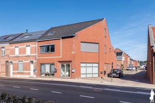<p><strong>Instapklaar appartement met 2 ruime slaapkamers, autostaanplaats, private kelderberging en zonnig terras van ca. 21 m² op wandelafstand van het centrum, kunstacademie en hondenweide en fietsafstand van natuurreservaat Het Goorken en Lokkerse dammen, Energielabel B.</strong></p>
<p>Welkom in dit bijzonder ruime en instapklare appartement, waar comfort, licht, een doordachte indeling en een hoogwaardige afwerking mooi samenkomen. Met twee volwaardige slaapkamers, een royaal zuidwestgericht terras, een autostaanplaats én een private berging biedt deze woning alles wat u nodig heeft voor aangenaam en zorgeloos wonen.</p>
<p>Via de gemeenschappelijke inkomhal, afgewerkt met een prachtige natuurstenen bevloering, bereikt u dit duplexappartement op de eerste verdieping. Zodra u binnenstapt, vallen meteen de royale woonoppervlakte en het aangename ruimtegevoel op. De verschillende leefruimtes sluiten mooi op elkaar aan en werden praktisch en stijlvol ingericht. De ruime inkomhal biedt voldoende plaats voor een vestiaire en vormt het centrale punt van het appartement. Van hieruit heeft u enerzijds toegang tot de leefruimtes en anderzijds tot de slaapvertrekken op de tweede verdieping. De lichtrijke woonkamer vormt het hart van de woning en geniet dankzij de grote raampartijen van een overvloed aan natuurlijk daglicht. De leefruimte werd opgedeeld in een gezellige zithoek aan de straatzijde en een royale eethoek aansluitend bij de keuken. Hierdoor ontstaat een aangename en open leefomgeving waar zowel ontspannen als uitgebreid tafelen perfect tot zijn recht komt. De keuken werd volledig op maat uitgewerkt en combineert een stijlvolle uitstraling met optimaal gebruiksgemak. Er is ruim voldoende werk- en opbergruimte en uiteraard zijn alle nodige toestellen aanwezig. Een leuke extra is de gezellige ontbijthoek met hoge tafel: de ideale plek voor een snelle koffie in de ochtend, een informele lunch of een aperitief met familie en vrienden. Vanuit de keuken heeft u rechtstreeks toegang tot één van de absolute blikvangers van het appartement: het zuidwest georiënteerde terras van circa 21 m². Dankzij de gunstige oriëntatie geniet u hier volop van de middag- en avondzon. Het terras is mooi afgewerkt, biedt verrassend veel privacy en kijkt aangenaam uit over het omliggende groen. Wanneer de avond valt, krijgt u bovendien een sfeervol uitzicht op de verlichte Toremansmolen. Een heerlijke buitenruimte waar u in alle rust kunt zonnen, aperitieven, tafelen of simpelweg ontspannen na een lange dag.</p>
<p>Op de verdieping bevinden zich twee ruime en volwaardige slaapkamers, waardoor het appartement perfect geschikt is voor een koppel, een klein gezin of wie graag beschikt over een extra bureau-, hobby- of logeerkamer. Verder beschikt de woning over een praktische bergruimte, twee afzonderlijke toiletten en een verzorgde, stijlvolle badkamer. Deze is uitgerust met een ligbad met douchefunctie, twee wastafels, een ruime spiegelkast en praktische onderkasten. Ook hier werd veel aandacht besteed aan comfort en voldoende opbergruimte.</p>
<p>Als extra troef zijn zowel de autostaanplaats als de private berging inbegrepen. U beschikt dus niet alleen over een vaste parkeerplaats, maar ook over bijkomende opslagruimte voor bijvoorbeeld fietsen, seizoensmateriaal of andere persoonlijke spullen.</p>
<p>Kortom, dit is een ruim, lichtrijk en volledig instapklaar appartement dat zich onderscheidt door zijn aangename indeling, kwalitatieve afwerking en bijzonder fijn terras. De combinatie van twee ruime slaapkamers, een grote buitenruimte, een eigen autostaanplaats en private berging maakt dit tot een zeer complete woonst waar u zonder zorgen meteen uw intrek kunt nemen.</p>
<p></p>