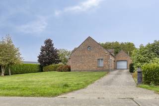 <p><span>SOLIDE EN RUIME LAAGBOUWVILLA (350M²) MET 3 SLAAPKAMERS, GARAGE EN TUIN </span></p><p><span>landelijke ligging nabij centrum Tisselt (Willebroek) met vlotte bereikbaarheid via A12, E19, N16 en N17</span></p><p><span> </span></p><p><span>Gelijkvloers</span><span>: Inkomhal / wc met aparte handwas / lichtrijke woonkamer met eetplaats (53m²) en een gezellige houtkachel/ ingerichte open keuken met eetplaats ( 31m²) met toegang tot overdekt terras/ nachthal / 3 slaapkamers (4,5x3,6=16,2m²;4,35x3,41=14,8m²;4,35mx2,9m=12,6m²) / ruime badkamer (3,45mx2,9m) met wastafel, bad, douche, bidet en toilet/ garage (8,15mx3,9m) met bergruimte en toegang tot de kruipkelder.</span></p><p><span>Ruime zolder met mogelijkheid tot creatie extra kamers.</span></p><p><span>De woning heeft een EPC-C label en beschikt over 24 zonnepanelen met GSC </span><span>ter waarde van 330€/1000Kwh geproduceerde stroom.</span></p><p><span> </span></p><p><span>Aangename grote, ingerichte tuin met vijver, opslagplaats en oprit met meerdere autostaanplaatsen.</span></p><p><span>Deze woning biedt enorm veel ruimte en tal van mogelijkheden, zeker een bezoekje waard!</span></p>