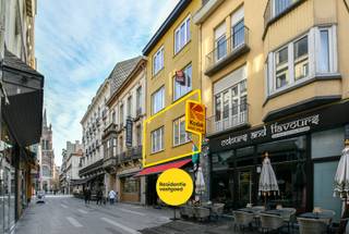 Ruim en lichtrijk 2-slaapkamerappartement van ca. 98 m², gelegen op de eerste verdieping in het centrum van Blankenberge. Dit charmante appartement in een gebouw uit 1930 combineert een centrale ligging met een praktische indeling en hedendaags comfort. Bovendien is het momenteel verhuurd, wat het uitermate interessant maakt als investering met onmiddellijk rendement.<br /><br />Via de inkomhal betreedt u de aangename leefruimte, afgewerkt met laminaat en voorzien van grote raampartijen die zorgen voor een overvloed aan natuurlijk licht. De woonkamer beschikt over meerdere draai-kipramen en vaste ramen, wat bijdraagt aan een open en luchtig gevoel. Aansluitend bevindt zich de keuken, die functioneel ingericht is en vlot aansluit op de leefruimte.<br /><br />Het appartement telt twee slaapkamers, beide voorzien van laminaatvloer en centrale verwarming op aardgas. De badkamer is uitgerust met een ligbad, lavabo en aansluiting voor een wasmachine, en geniet van natuurlijke verluchting via een raam. Daarnaast is er een apart toilet en een handige berging met cv-ketel en zekeringskast.<br /><br />Met een EPC-label B (177 kWh/m² jaar) is er geen renovatieplicht, wat extra gemoedsrust biedt. De combinatie van dubbele beglazing in PVC, centrale verwarming en een gunstige ligging nabij winkels, openbaar vervoer en de zeedijk maken dit appartement tot een aantrekkelijke opportuniteit voor zowel investeerders als starters.