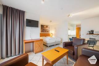 Bij het binnenkomen komt u meteen terecht in de lichtrijke leefruimte met rechtstreekse toegang tot het ruime terras waar u kunt genieten van...