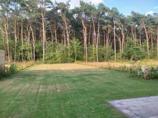 <p><span>Klassieke nieuwbouw, goed gelegen tussen Mol en Achterbos.</span></p><p><span>Ontdek dit nieuwbouwproject met acht mooie woningen. Gelegen in de Sint Theresiastraat, op korte fietsafstand van het centrum van Mol. Recent werden nieuwe fietspaden aangelegd. </span></p><p><span>Indeling en ruimte:</span></p><p><span>De woningen zijn ontworpen voor optimaal wooncomfort met een ruime en lichte woonkamer die naadloos overgaat in een open keuken. </span></p><p><span>De leefruimte geeft direct toegang tot de tuin, wat zorgt voor een open en luchtig gevoel.</span></p><p><span>Boven zijn er drie ruime slaapkamers, op de zolderverdieping via een vaste trap is een extra slaapkamer mogelijk . </span></p><p><span>De moderne badkamer is uitgerust met zowel een ligbad als een douche. </span></p><p><span>De grote grondpercelen zijn tussen 436 m² en 895 m² groot in halfopen bebouwing. </span></p><p><span>De woning is voorzien van zonnepanelen, wat niet alleen bijdraagt aan een duurzame energievoorziening, maar ook zorgt voor een lagere energiekost.</span></p><p><span>Voor meer informatie, het lastenboek en de plannen kunt u terecht op ons kantoor of op onze website <span>www.vanheesimmo.be</span></span></p><p><span>Voor een afspraak kan u ons steeds bereiken op 475 811 815 of via <span>info@vanheesimmo.be</span></span></p><p><span>BEN 0- woningen</span></p><p><span> </span></p>