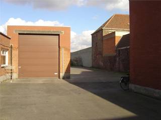 Goed gelegen magazijn van 200 m². Op totale opp van 1500 m². Inrijpoort van 3.5m hoog.Het pand is voorzien van een bureau, kelder en toilet...