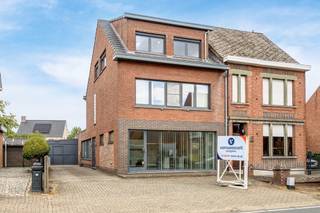<strong>Luxueus gerenoveerde woning met 3 slaapkamers in Lille, met mogelijkheid voor het uitoefenen van een bijberoep of zelfstandige activiteit. EPC D-label (333 kWh/m²).</strong><br /><br /><strong>Ligging: </strong>Op een vlot bereikbare locatie aan de Wechelsebaan 40 in Lille bevindt zich dit uitzonderlijke eigendom waar wonen, werken en ruimte perfect samenkomen. Centraal gelegen, dichtbij invalswegen zoals de oprit E34.<br /><br /><strong>Indeling: -1:<span> </span></strong><span>Kelder</span><strong><span> </span></strong><strong>0:<span> </span></strong><span>Inkomhal, leefruimte, open keuken, toilet, handelsruimte +</span><strong>1</strong><span>: slaapkamer 1, badkamer </span><strong>+2:</strong><span> slaapkamer 2, slaapkamer 3 <strong>+3:</strong> Zolderverdieping </span><strong>Buiten:<span> </span></strong><span>Tuin + bijgebouw</span><br /><br /><strong>Beschrijving: </strong>We betreden de woning via de inkomhal, die toegang biedt tot de lichtrijke woonkamer met open keuken. Dankzij de grote raampartijen geniet de leefruimte van een aangename hoeveelheid natuurlijk licht en een ruimtelijk gevoel. De keuken is volledig ingericht en sluit mooi aan bij de leefruimte. Op het gelijkvloers bevindt zich eveneens een afzonderlijke kantoor-/handelsruimte met een eigen ingang. Deze ruimte is ideaal voor een vrij beroep, zelfstandige activiteit of thuiskantoor. Verder zijn er een praktische berging met de technische installaties, een apart toilet en de toegang tot de kelder. De eerste verdieping omvat één slaapkamer en een verzorgd afgewerkte badkamer, uitgerust met zowel een ligbad als een douche. De tweede verdieping beschikt nog over twee volwaardige slaapkamers. Daarnaast beschikt de woning over een ruime kelder, die extra bergruimte biedt. Buiten geniet u van een aangelegde tuin met terras, ideaal om in alle rust van het buitenleven te genieten. Achteraan bevindt zich bovendien een bijgebouw/garage, dat rechtstreeks vanuit de tuin toegankelijk is.<strong><br /></strong><br /><strong>Extra troeven:<br /></strong>- Woning met handelsruimte aan de voorzijde, ideaal voor het uitoefenen van een zelfstandige activiteit of bijberoep<br /><span>- Verzorgde en kwalitatieve afwerking</span><br /><br /><span>Kortom, een praktische woning met voorraan mogelijke handelsruimte, ideaal voor het eventueel uitoefenen van een bijberoep of zelfstandige activiteit aan huis.</span><br /><br /><strong>Bijzondere informatieplicht:</strong><span> in aanvraag.</span>