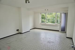 Rustig gelegen appartement met 2 slaapkamers.Indeling:Eerste verdieping: inkomhal, wc, badkamer met ligbad en wastafel, leefruimte, keuken met...