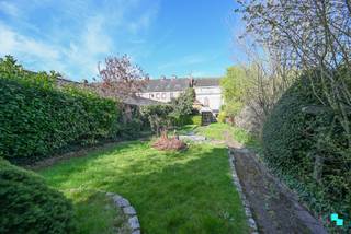 Volledig te renoveren neoclassicistisch herenwoning met maar liefst <strong>zes slaapkamers</strong>, diverse woonvertrekken, een oost georiënteerde tuin en diverse charme-elementen. De woning is gelegen op wandelafstand van het kanaal Roeselare-Leie, het station en het stadscentrum. Een zeer centrale doch vrij rustige locatie. Inkomhal met zowel links als rechts woonvertrekken. In de uitbouw werd de keuken gevestigd en diverse bergingen. Nachthal, badkamer, vier slaapkamers. Nachthal, twee slaapkamers en nog een zolderruimte. De woning beschikt over een zonnige tuin en staat in directe verbinding met de straat via de inkomhal. EPC label F - renovatieverplichting van toepassing | Geen isolatie | Houten schrijnwerk enkele beglazing | CV op aardgas (1986) en enkele gas- en houtkachels | Asbestveilig - niet asbestvrij | Voorschriften hieronder bij documenten te downloaden - stemming stedelijk woongebied | Diverse charme elementen (geïnventariseerd erfgoed). Laurence (BIV 541 501) organiseert voor deze woning de bezoeken, mits het maken van een afspraak.