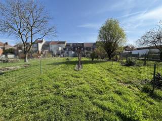 <p><span>SOUS OPTION Tubize, proche du centre ville et de toutes les facilités dont la gare, les transports et les écoles, belle maison entièrement rénovée avec de belles matières et joli jardin. La maison se compose d'un bel hall d'entrée carrelé de 8 m² vers le grand séjour de 35 m² très lumineux et son espace salle à manger avec jolie cuisine Ixina ouverte toute équipée de 16 m² vers la terrasse et le jardin. Salle de bain de 8 m² équipée d'une baignoire, d'une douche, d'un meuble simple vasque, d'un radiateur porte serviettes, d'une toilette et d'un extracteur. Le jardin est orienté plein sud, il propose une terrasse carrelée, il est clôturée et profite d'une cabane. A l'étage, via le hall de nuit, deux grandes chambres de 19 et 15 m² et deux autres chambres de 13 m² chacune sous vélux avec rangements dans les combles à l'étage supérieur. Grenier de rangement et caves. Double vitrage pvc et volets. Électricité conforme. PEB C. Faire offre à partir de 310.000€. Infos et visites au 02/355.50.55.</span></p>