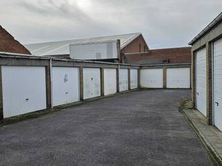 Te koop: 4 garages in verzorgd garagecomplex – afzonderlijk of in één lot<br /><br />In een rustig en goed bereikbaar garagecomplex gelegen te Brugsesteenweg 107-109 worden vier afzonderlijke garages aangeboden. Ideaal als investering, extra opslagruimte of veilige parkeerplaats.<br /><br />Kenmerken<br /><br />Afzonderlijk te koop of samen in één lot<br /><br />Stevige constructie en makkelijk toegankelijk<br /><br />Geschikt voor wagen, motor, fietsen of opslag<br /><br />Droog, veilig en onderhoudsvriendelijk<br /><br />Prijs<br /><br />Per stuk: 25.000 €<br />Bij aankoop van alle 4 samen: prijs bespreekbaar<br /><br />Interesse in één garage of het volledige lot? Neem gerust contact op voor meer informatie of een bezichtiging.