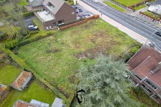 Deze bouwgrond heeft een breedte van +/- 30m op +/- 48m diepte. Ideaal voor het bouwen van:- 100% wonen- wonen in combinatie met handel of bureel...