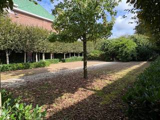 Bouwgrond op 1290 m², met landelijke verzichten in Ingooigem.<br /><br />Deze grond heeft altijd deel uitgemaakt van de woning in de Stijn Streuvelsstraat 11. Vandaag willen de eigenaars van deze woning de grond afzonderlijk verkopen.<br /><br />Deze grond is al bijna volledig aangelegd en heeft een magnifiek verzicht. Al heeft het groen van de tuin al veel van zijn zichten afgenomen. Mits snoeiwerk komt deze snel terug naar boven.<br /><br />Gezien de grond deel uitmaakt van een ander perceel starten we nu de verkavelingsvergunning op. Neem gerust contact met ons op voor de voorwaarden te bekijken.