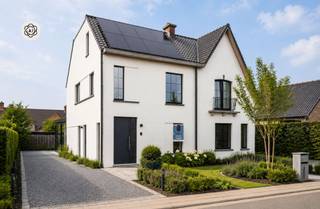 <p>Topgelegen kwaliteitsvolle nieuwbouwwoning, stijlvol afgewerkt! (+ 21% BTW)<br />Indeling: inkom met traphal, vestiaire en apart toilet, lichtrijke leefruimte (mooi parket), open volledig uitgeruste keuken met eiland, handige bergruimte. Op de eerste verdieping bevinden zich de overloop, 2 volwaardige slaapkamers en de badkamer (dubbele lavabo, inloopdouche en toilet). De grote masterbedroom bevindt zich op de tweede verdieping en beschikt over een dressingruimte en aparte bureauhoek.<br />De woning staat op een mooi perceel en heeft reeds een aangelegd terras en oprit voor meerdere wagens.<br />TROEVEN: centrale verwarming met warmtepomp, zonnepanelen aanwezig, regenwater aangesloten, mooie materialen, reeds geschilderd, verzorgd afgewerkt.<br />Meer info of een bezoek? Contacteer info@immobeguin.be</p>