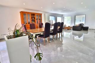 Alleenstaande woning op 1.985m² (twee kadastrale percelen) met loods (+- 90m²)Deze recent gerenoveerde woning bestaat uit een inkom met apart...