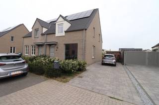 INDELINGGELIJKVLOERSInkomhal, toiletruimte met handenwasser, woonkamer met open keuken voorzien van de volgende toestellen nl. keramische kookplaat,...