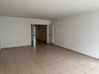 Gelegen in het centrum van Bornem bevindt zich dit ruim en lichtrijk appartement met een praktische indeling. De woning beschikt over een...