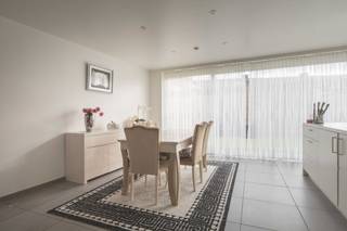 Roeselare-centrum: Recent ruim gelijkvloers appartement met 2 slaapkamers, tuin / patio en mogelijkheid aankoop van een garagebox. <br /><br />Op wandelafstand van de Markt en de Zuidstraat.<br />Het appartement heeft een oppervlakte van +/- 100 m² en is voorzien van een mooie afgesloten tuin/patio van +/- 50 m². <br />Via een afzonderlijke inkom betreedt je het appartement. De leefruimte is open en bevat veel licht. Via de leefruimte en open keuken is er rechtstreeks toegang tot de tuin.<br />De keuken is ruim en voorzien van alle toestellen. <br /><br />Er is ook een aparte garagebox te koop voor 19.000 euro voorzien van een kantelpoort.<br />Verder is er een gemeenschappelijke fietsenberging.<br />Momenteel is het appartement verhuurd. Verhuuropbrengsten zijn hier gegarandeerd<br /><br />Extra : CV op aardgas - fietsenberging - verhuurd - witte pvc-ramen - grote slaapkamers - lichtrijke leefruimte<br /><br />Er zijn geen syndickosten en de betreden via de ingang met aparte voordeur.<br /><br />Bel ons vrijblijvend op voor een bezoek en info. Wij begeleiden u graag met de glimlach op zoek naar uw droomwoning &amp; commercieel pand. T. 051 62 40 40.