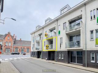 INSTAPKLAAR EN ENERGIEZUINIG 1-SLAAPKAMERAPPARTEMENT op de 1ste verdieping, gelegen in het CENTRUM van Oudenaarde. Dit appartement combineert MODERN WOONCOMFORT met een UITSTEKENDE LIGGING vlak bij station, winkels en horeca, ideaal voor STARTERS, ALLEENSTAANDEN of INVESTEERDERS! Met een EPC-label A bent u verzekerd van een LAAG ENERGIEVERBRUIK en OPTIMALE WOONKWALITEIT.<br />Bij het betreden van het appartement komt u in de inkomhal met gastentoilet en handige berging. De lichtrijke leefruimte sluit naadloos aan op de open, uitgeruste keuken, perfect voor wie houdt van gezellig koken met zicht op de woonkamer. Aansluitend bevindt zich de slaapkamer met ensuite badkamer, wat zorgt voor een praktische en vlotte indeling.<br />Extra troef is het gezellige terras, waar u kan genieten van de ochtendzon of een ontspannen koffiemoment. De gemeenschappelijke fietsenberging en lift zorgen voor extra comfort.<br /><br />Beschikbaar bij akte<br /><br />Adres: Jacob Lacopsstraat 57 bus 204, 9700 Oudenaarde<br /><br />EPC: 89 kWh/m², G-score en P-score: A, Geen renovatieverplichting van toepassing