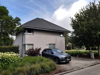 Eigentijdse én energiezuinige villa.Gelijkvloers niveau telt een zeer ruime leefruimte, met een belendende bureauruimte én open keuken.Eveneens:...