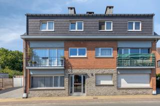 Ontdek dit aangename gelijkvloerse appartement, ideaal gelegen aan de Kouterbaan 150 te Denderleeuw. Dankzij de centrale ligging geniet u van een uitstekende bereikbaarheid en bevindt u zich op korte afstand van winkels, scholen, openbaar vervoer en tal van andere dagelijkse voorzieningen. Bovendien zorgen de vlotte verbindingen naar Aalst, Ninove, Brussel en de belangrijkste invalswegen ervoor dat dit appartement een ideale uitvalsbasis vormt voor zowel eigen bewoning als investering.<br /><br />Met een praktische indeling en een comfortabele woonoppervlakte is dit appartement perfect geschikt voor alleenstaanden, koppels of investeerders die op zoek zijn naar een interessante opportuniteit.<br /><br />Via de inkomhal, voorzien van een afzonderlijk gastentoilet, bereikt u de aangename leefruimte die geniet van veel natuurlijk licht. Aansluitend bevindt zich de keuken, die praktisch is ingericht en alle mogelijkheden biedt om volledig naar eigen smaak verder af te werken.<br /><br />Verder beschikt het appartement over een comfortabele slaapkamer en een badkamer, waardoor alle ruimtes zich op één niveau bevinden en een optimaal wooncomfort bieden.<br /><br />Een belangrijke troef van dit appartement is het toekomstgerichte karakter op vlak van energie. Er werd reeds een EPC-simulatie uitgevoerd waaruit blijkt dat, mits de installatie van een monoblock warmtepomp, het appartement naar verwachting een EPC-label C kan behalen. Dit biedt de toekomstige eigenaar een mooie opportuniteit om de energieprestatie aanzienlijk te verbeteren zonder ingrijpende renovatiewerken.<br /><br />Daarnaast bestaat de mogelijkheid om een garage van 16 m² aan te kopen voor € 20.000, ideaal voor het veilig stallen van een wagen of als extra bergruimte.<br /><br />Dankzij de uitstekende ligging, de praktische indeling, de mogelijkheid om de energieprestatie te verbeteren én de onmiddellijke huuropbrengst vormt dit appartement een uitstekende opportuniteit voor zowel starters als investeerders. Het appartement is momenteel verhuurd aan €625 per maand en realiseert, inclusief de garage, reeds een netto rendement van ongeveer 3,83%. Een interessante investering met onmiddellijk rendement én toekomstig meerwaardepotentieel.<br />Bent u op zoek naar een verzorgd gelijkvloers appartement met veel potentieel op een uitstekende locatie in Denderleeuw? Dan is dit eigendom zeker een bezoek waard.<br /><br />📞 Contacteer ons vandaag nog voor meer informatie of een bezoek ter plaatse.<br /><br />📧 dilbeek@weinvest.be<br />📱 0497 248 251<br /><br />Stedenbouwkundige inlichtingen in aanvraag.