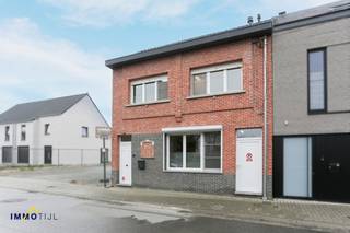 Fraaie woning op een perceel van 4a12ca, centraal gelegen te Lebbeke.Nabij het centrum van Lebbeke, bevindt zich deze goed onderhouden woning met een...