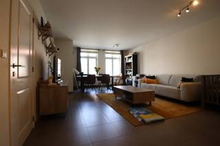 Luxueus gelijkvloers appartement met tuin en carport op wandelafstand van het centrum . Het appartement werd afgewerkt in landelijke stijl en werd voorzien van luxe materialen waaronder veel ingemaakte kasten. (vestiaire, dressingkast in slaapkamer, etc).<br />De ruime woonkamer met open ingerichte keuken met eiland is voorzien van alle comfort. Verder is er een wasplaats/berging , een apart toilet en 2 slaapkamers op laminaat parket.<br />De badkamer met douchemogelijkheid in bad (regendouche) werd afgewerkt met blauwe hardsteen. Verlichting alsook stoffering zijn voorzien.<br />Via beide slaapkamers achteraan bereikt met de privé tuin mooi aangelegd met 2 terrassen en diverse hagen. Hier bevindt zich tevens het tuinhuis. De carport is toegankelijk via de tuin en geeft uit op de Larenstraat.