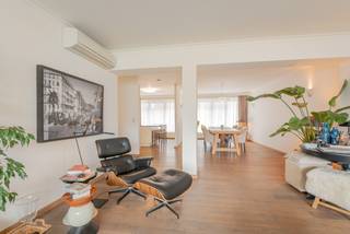 Bent u op zoek naar een uitzonderlijk appartement in het centrum van Leuven? Dan zal deze prachtige eigendom met een bewoonbare oppervlakte van maar liefst 165 m² u ongetwijfeld weten te bekoren.<br />Met drie volwaardige slaapkamers en twee badkamers biedt dit appartement een zeldzame combinatie van ruimte, comfort en stijl. De indrukwekkende gevelbreedte van 15 meter en de grote raampartijen zorgen voor een overvloed aan natuurlijk licht en een aangename, open sfeer.<br />De royale leef- en eetruimte vormt een elegante doorzonkamer met lichtinval langs beide zijden. Het aansluitende terras biedt een rustige plek om te genieten van het buitenleven, midden in de stad.<br />De master bedroom bevindt zich aan de achterzijde en beschikt over een ensuite badkamer. Aan de voorzijde bevinden zich nog twee ruime slaapkamers, ideaal als slaap-, werk- of hobbyruimte.<br />De karaktervolle architectuur en kwalitatieve afwerking maken dit appartement volledig instapklaar. Bovendien woont u op een absolute toplocatie, op wandelafstand van winkels, horeca, cultuur en alle voorzieningen die Leuven te bieden heeft.<br />Als extra troef beschikt deze eigendom over twee ondergrondse autostaanplaatsen, een bijzonder gegeerd comfort in het stadscentrum.<br />Een unieke woonopportuniteit voor wie ruimte, licht en een hoogwaardige woonbeleving in het hart van Leuven weet te waarderen. Contacteer ons voor meer informatie of een bezoek ter plaatse. info@covas.be // 016 40 60 20 // www.covas.be