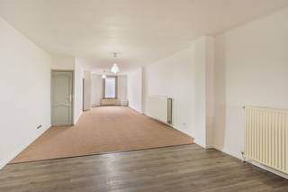 <p><strong>Welkom in de Appeldonkstraat 216 te Willebroek</strong></p><p>Deze instapklare woning met 3 slaapkamers en 2 badkamers geniet van een centrale ligging en biedt verrassend veel ruimte.</p><p>Via de inkomhal betreedt u de ruime en gezellige leefruimte met open keuken, die het hart van de woning vormt. Op het gelijkvloers bevindt zich tevens de eerste badkamer.</p><p>De lichtrijke veranda vormt de verbinding met de knusse tuin en de ruime garage, waar probleemloos twee wagens kunnen worden gestald. Dankzij de toegang via de Appeldonkweg is de garage bovendien langs beide zijden bereikbaar.</p><p>Op de eerste verdieping bevinden zich drie slaapkamers. De master bedroom beschikt over een eigen ensuite badkamer, wat zorgt voor extra comfort en privacy.</p><p>Daarnaast biedt de ruimte onder het dak nog mogelijkheden om een vierde slaapkamer, hobbyruimte of bureau te creëren.</p><p>Op wandelafstand vindt u diverse winkels, horecagelegenheden en de nabijheid van de N16, A12 en E19 zorgen voor een vlotte bereikbaarheid.</p><p> </p><p>Kortom, een ruime en veelzijdige woning die klaar is om haar nieuwe bewoners te verwelkomen.</p><p>Stedenbouwkundige info: Vg – Wg – Gdv – Gvkr – Gvv</p><p> </p><p>Meer info en documenten op www.malines-group.be</p>