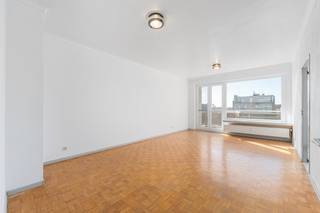 <p><strong>Blankenberge: Ruim appartement met zuidgericht terras te koop aan achterkant van de Zeedijk!</strong></p>

<p>Op de 3e verdieping van residentie &amp;quot;Mallorca&amp;quot; vinden we dit ruim appartement met 2 slaapkamers en zonneterras te koop! Deze is gelegen aan de achterkant van de Zeedijk, vlakbij o.a. openbaar vervoer, winkels, restaurants, natuurdomein &amp;quot;De Fonteintjes&amp;quot;, openbaar zwembad, Sea Life Centre,...</p>

<p><strong>Indeling: </strong>Inkomhal, woonkamer, zonneterras, keuken met aparte berging, 2 badkamers waarvan 1 met douche en 1 met ligbad, 2 slaapkamers, apart toilet en berging. + Private kelderberging.</p>

<p><strong>Troeven: </strong></p>

<ul><li>Rechstreekse doorgang naar de Zeedijk in het gebouw.</li><li>Elektriciteit conform.</li><li>EPC = 135 kWh/m².jaar (= B)</li></ul>

<p>Meer info? Contacteer Maarten op het nummer 050 42 58 98.</p>