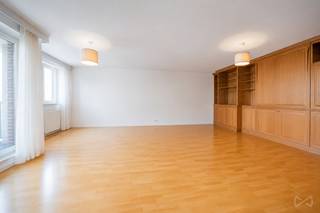 Dit appartement met een woonoppervlakte van 164 m², gelegen in de prestigieuze wijk Churchill, vlak bij alle voorzieningen en talrijke gerenommeerde scholen, zal u bekoren door de harmonieuze ruimtes, de lichte inrichting en de zorgvuldig doordachte indeling. Het bevindt zich op de eerste verdieping van een kwaliteitsvol gebouw en komt uit op een ruime hal met gastentoilet. De aparte, volledig uitgeruste keuken zal liefhebbers van gezelligheid en gastronomie bekoren. De leefruimtes, bestaande uit een royale woonkamer en een eetkamer, lopen op natuurlijke wijze over in een aangenaam terras, dat uitnodigt tot ontspanning. Het slaapgedeelte biedt veel privacy met een master suite met eigen badkamer en balkon, evenals twee comfortabele extra slaapkamers en een doucheruimte. Een ideale locatie voor een gezin dat op zoek is naar een rustige, groene en veilige woonomgeving, met tegelijkertijd gemakkelijke toegang tot de stedelijke voorzieningen. Een parkeerplaats wordt tegen meerprijs aangeboden (30 000€). Bijkomende troeven: uitstekende EPC-klasse C, individuele gasketel, elektrische rolluiken en lift. Het appartement is momenteel verhuurd sinds 2022 voor een huurprijs van € 1.854,93/maand + kosten. Gemeenschappelijke kosten van ±€ 260/maand, inclusief eigen koud water, onderhoud van het gebouw, syndicus, verzekering... Informatie en bezichtigingen: +32 472 46 57 83