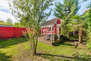Woning met zeer mooie leefruimtes, uitstekend gelegen in een doodlopende straat.BEGANE GROND.Een hal die toegang geeft tot een kantoor, dat ook ideaal kan dienen als slaapkamer, een grote leefruimte met een woonkamer en een ruime, ingerichte keuken, een apart toilet, een ruime garage met plaats voor twee auto's.VERDIEPING.Een overloop die toegang geeft tot twee slaapkamers, evenals een badkamer met een bad, een douche, een wastafelmeubel en een toilet.ZOLDER.Een grote extra slaapkamer met een toilet en een wateraansluiting, ideaal om er een extra badkamer in te realiseren.BUITEN.Een terras dat uitkomt op een kleine tuin zonder inkijk, met een zeer gunstige ligging.