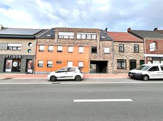 <p>Appartement confortable et central à louer à Lede</p><p>Cet appartement est situé au premier étage du bâtiment. <br />L'appartement possède un salon spacieux avec une cuisine ouverte. <br />En outre, il y a 2 chambres à coucher, 1 grande et 1 plus petite.</p><p>Une salle de bain avec douche et toilettes est également disponible. </p><p>Un garage fait partie de l'appartement. Ce garage est accessible par un portail privé. </p><p>Il n'y a pas de charges communes. Le prix du box garage est déjà inclus dans le montant mentionné ci-dessus.</p><p>Intéressé(e) ? Demandez votre visite via notre site web www.immodhondt.be</p><p>Note : Comme vous seriez financièrement à l'aise en tant que locataire, nous vous demandons d'appliquer la règle de base suivante : loyer x 3 = revenu</p>