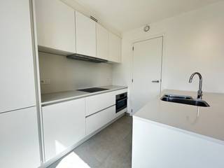 Residentie Bel-Ford met een unieke ligging in het bruisende stadscentrum van Roeselare op wandelafstand van de winkelstraten, het station, de Grote Markt en het De Coninckplein.<br />Het project bestaat uit 3 residentiële appartementsgebouwen met centraal een groen binnenplein die de Wortelstraat, Hendrik Consciencestraat en Sint-Amandsstraat met elkaar verbindt.  De duurzame, afgewerkte appartementen met grote raampartijen bieden een prachtig uitzicht over het groene binnenplein en verschillende stadsdelen.<br />Het appartement heeft volgende indeling: inkom met gastentoilet, lichtrijke leefruimte met open keuken ingericht met duurzame materialen en kwalitatieve toestellen, 2 slaapkamers,  badkamer, bergruimte en terras van 11m². Tevens is er ook gelegenheid om ondergronds te parkeren.  <br /><br />Aankoop mogelijk onder 6% BTW!<br /><br />Voor meer informatie contacteer Michiel op het nummer 0473 25 55 33.