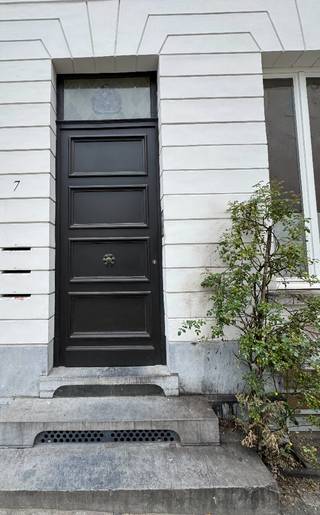 TE HUUR – GENT. Centraal doch bijzonder rustig gelegen in de Gentse binnenstad bevindt zich deze stijlvolle gelijkvloerse kantoorruimte van ca. 100 m², gecombineerd met een uitzonderlijke kelderverdieping van ca. 80 m² met keukengedeelte, uitermate geschikt als vergader- of polyvalente ruimte.<br />Via de verzorgde inkom betreedt u een karaktervol geheel waar authenticiteit en functionaliteit harmonieus samenkomen. De ruimte wordt gekenmerkt door haar massieve parketvloeren, charmante authentieke elementen en elegante details die het pand een warme en tijdloze uitstraling geven. Grote raampartijen zorgen voor een aangename lichtinval en creëren een inspirerende werkomgeving.<br />Een absolute troef is de mooie groene binnentuin met waterpartij, die rust en sereniteit brengt midden in de stad en een unieke meerwaarde vormt voor klanten en medewerkers.<br />Deze bijzondere kantoorruimte combineert uitstraling, comfort en een uitstekende ligging in het hart van Gent.<br />Huurprijs: 1250 EUR/maand