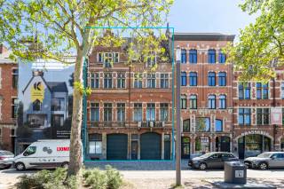 Bent u op zoek naar een renovatieproject op een toplocatie?<br />Dan is dit uw kans.<br /><br />Ontdek deze uitzonderlijke opportuniteit aan de gegeerde Vlaamsekaai: een dubbele herenwoning met magazijn van ca. 1.478 m² en enorm veel potentieel, gelegen pal tegenover het vernieuwde Zuidpark en op wandelafstand van het KMSKA en de heraangelegde Scheldekaaien. Dit karaktervolle pand combineert royale volumes, authentieke charme en een uitstekende ligging in het bruisende Zuid.<br /><br />Dankzij de veelzijdige indeling vormt het de ideale basis voor een prestigieuze gezinswoning, een combinatie van wonen en werken of een uniek investeringsproject. Hoge plafonds, originele schouwmantels en andere authentieke details geven de woning meteen uitstraling en karakter. De grote raampartijen zorgen bovendien voor een overvloed aan natuurlijk licht en creëren een aangename, open sfeer.<br /><br />Met haar vele ruimtes biedt deze eigendom tal van mogelijkheden voor grote gezinnen, thuiswerkers of liefhebbers van ruimte en comfort. Een absolute troef is de uitzonderlijk ruime gelijkvloerse verdieping, momenteel ingericht als magazijn, die zich perfect leent voor parkeergelegenheid, opslag, een atelier of een professionele invulling aan huis.<br /><br />Een zeldzame kans om een statig pand met geschiedenis volledig naar eigen smaak en visie te transformeren, op één van de meest gegeerde locaties van Antwerpen.<br /><br />Neem vandaag nog contact op met LISTED voor een bezichtiging via +32 283 51 51 en ontdek zelf de vele mogelijkheden.