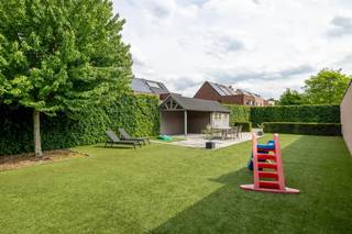 Verrassend ruim appartement op een gunstige locatie te Minderhout / Hoogstraten In een kleinschalig appartementsgebouw bevindt zich dit zeer royale...