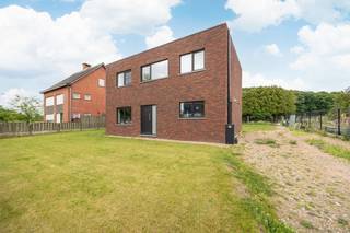 Recente (2023) BEN-woning met o.a. 4 slpk + 5de kamer gelijkvloers en tuin op een perceel van 619 m². Grenzend aan landbouwgebied. EPC A...