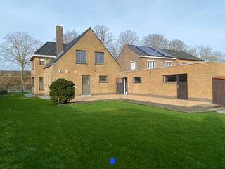 Comfortabele & volledig vernieuwde woning met garage & tuin! Gelegen in een rustige wijk in Sint-Pieters, net buiten het historische centrum...