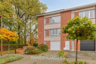 In een rustige, kindvriendelijke straat in Kontich-Kazerne bevindt zich deze goed onderhouden halfopen bebouwing met zuid-oost gerichte tuin.<br /><br />De te moderniseren woning beschikt over een ruime garage met elektrische poort en oprit op het gelijkvloers. Op de eerste verdieping bevindt zich de lichtrijke leefruimte met aangrenzende keuken, die kan vernieuwd worden naar eigen smaak. De woning telt drie slaapkamers en een badkamer op de bovenverdieping. Achteraan bevindt zich een tuin met zuidoostoriëntatie, ideaal voor wie houdt van zon en rust.<br /><br />Belangrijke troeven:<br />- Dak vernieuwd in 2017 met 12 cm isolatie<br />- Goed onderhouden structuur<br />- Rustige ligging en doodlopende straat, nabij winkels, scholen en invalswegen<br /><br />Een woning met veel mogelijkheden, klaar om omgevormd te worden tot een comfortabele gezinswoning op een toplocatie in Kontich-Kazerne.<br /><br />Pandenjagers is een innovatief vastgoedkantoor en kiest bewust voor een unieke en transparante aanpak. Bij ons bestaat de totale aankoopprijs altijd uit twee duidelijke onderdelen: de vraagprijs die bovenaan in de advertentie vermeld staat, plus onze vaste commissie van 10.000 euro incl. BTW. Dankzij deze open prijsstructuur krijgt u als koper vanaf het eerste moment een eerlijke inkijk hoe de totale prijs van het pand tot stand is gekomen.<br /><br />Interesse? Contacteer ons via 0465 082 669 of info@pandenjagers.be.