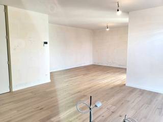 Ruim en energiezuinig 2-slaapkamer appartement gelegen op de eerste verdieping van het nieuwbouwproject 'Les Moineaux'.<br />Het appartement wordt volledig afgewerkt met keuze uit hoogwaardige materialen en omvat:<br />Inkom met toilet, ruime woonkamer met open en volledig geïnstalleerde keuken uitgevende op het terras aan de voorzijde (6,3 m²) , berging, badkamer en 2 slaapkamers.<br />Het appartement zal verwarmd worden door middel van geothermische vloerverwarming en zal voorzien zijn van zonnepanelen waardoor het appartement bijna energieneutraal zal zijn (BEN-norm), hierdoor geniet u gedurende 5 jaar van een vermindering van 100% op de onroerende voorheffing.