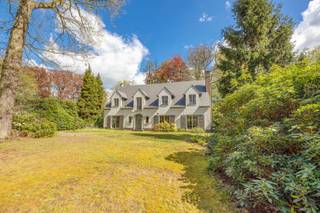 Op zoek naar ruimte, veelzijdigheid én een centrale ligging? Deze charmante villa in Schoten combineert comfortabel wonen met tal van mogelijkheden voor een zelfstandige activiteit of hobby.<br /><br />Bij het betreden van de woning wordt u verwelkomd in een ruime inkomhal die leidt naar de lichtrijke leefruimte, waar grote raampartijen een prachtig zicht bieden op de groene tuin. Aansluitend bevindt zich de functionele keuken, met directe toegang tot de kelder — ideaal voor extra opslag.<br /><br />Een absolute troef is de aparte bureauruimte met eigen inkomhal en gastentoilet, perfect ingericht voor een vrij beroep of praktijk aan huis, zonder in te boeten aan privacy.<br /><br />Op de verdieping zorgen vier volwaardige slaapkamers en twee badkamers voor optimaal comfort voor het hele gezin. De royale trappenhal vormt hier een echte eyecatcher en creëert een uitzonderlijk gevoel van ruimte en licht. Daarnaast beschikt de woning over een praktische bergzolder, bereikbaar via een zoldertrap.<br /><br />De fraai aangelegde tuin vormt een oase van rust en groen, met als extra troef een ruime dubbele garage. Deze biedt tal van mogelijkheden: van klassieke garage tot werkplaats of bijkomende praktijkruimte.<br /><br />Kortom: een veelzijdige villa met uitzonderlijk potentieel, ideaal gelegen in het hart van Schoten.