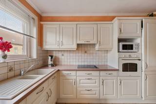 - Instapklaar appartement op de eerste verdieping<br />- Ideale ligging in Ieper: Meenseweg 17/1B <br />- Uitstekend EPC: label B! (UC: 3856388)<br />- Lichtrijke leefruimte met eetplaats en zithoek<br />- Keuken met handige, aanpalende berging<br />- 2 volwaardige slaapkamers<br />- Balkon<br />- Badkamer met douche en wastafel<br />- Achterliggende garage<br />- Richtprijs: € 248.000