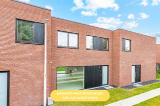 <p><span>Welkom bij nieuwbouwproject "COOPPALLAAN WETTEREN"</span></p><p><span> </span></p><p><span>Zeer gunstig gelegen op een boogscheut van Gent rijst dit prachtig nieuwbouwproject uit de grond. Vlakbij op- en afritten van de R4, E17 en E40 en op wandelafstand van alle voorzieningen zoals winkels, scholen en openbaar vervoer.</span></p><p><span> </span></p><p><span>Het project bestaat uit 9 stijlvolle woningen met 3 slaapkamers die worden afgewerkt met kwaliteitsvolle, duurzame materialen en voldoen aan alle comfort en de hoogste energie normen. Deze woningen staan dus garant voor comfortabel en energiezuinig wonen.</span></p><p><span> </span></p><p><span>De woningen beschikken zowel gelijkvloers als op de eerste verdieping over vloerverwarming. De warmtepomp zorgt tevens voor passieve koeling waardoor de woningen in de zomer makkelijk fris te houden zijn. Verder zijn ze ook uitgerust van zonnepanelen en een ventilatiesysteem D voor een optimaal binnenklimaat. De tuinen zijn voorzien van een terras en afsluiting. Tot slot zijn er private bergingen en autostaanplaatsen met de mogelijkheid tot elektrisch laden. </span></p><p><span> </span></p><p><span>GENIET NU VAN 6% BTW OOK ALS INVESTEERDER!</span></p><p><span>Dankzij het verlaagde btw-tarief van 6% kunt u flink besparen, zolang u aan de wettelijke voorwaarden voldoet.</span></p><p><span>Goed nieuws voor investeerders: ook bij vastgoed dat minstens 15 jaar wordt verhuurd, geldt nu het gunstige 6%-tarief. Zo verlaagt u niet alleen uw aankoopkosten, maar verhoogt u tegelijk het netto rendement van uw investering. </span></p><p><span> </span></p><p><span>Vragen of interesse? Aarzel dan niet om ons te contacteren op 0470 211 482 of via jari@immo-zone.be</span></p>