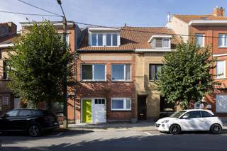 In de www.simonstevinstraat85.be in Kortrijk stellen we je graag een woning voor waar je qua invulling verrassend veel kanten mee uit kunt. Op het gelijkvloers vinden we een inkomhal met gastentoilet, een ruime berging, een mooie leefruimte met open keuken en een toffe buitenruimte. De eerste verdieping bestaat uit een slaapkamer, een comfortabele badkamer, een dressing en een polyvalente ruimte (bureau, extra slaapkamer, hobbykamer, ...). De tweede verdieping werd ingericht als een aparte studio met slaaphoek, badkamer, keukentje én een klein dakterras. Ideaal dus voor wie graag wat extra flexibiliteit in huis heeft. Denk aan een studerende zoon of dochter die nog thuis woont maar toch graag wat zelfstandigheid heeft, een inwonend familielid of zelfs co-housing. Als extra troef, wordt samen met de woning een garage verkocht aan de overkant van de straat! Deze is inbegrepen in de Kick-Off prijs.<br /><br />HOMERUN: Op zondag 20 september ben je van harte welkom op de Homerun van deze woning. Via www.simonstevinstraat85.be kan je een afspraak inplannen. Eveneens via de website verneem je veel meer, zoals een uitgebreide omschrijving, foto's, 360° rondgang, documenten, …  <br /><br />KICK-OFF PRIJS: De vermelde prijs is een Kick-Off prijs waarop een eenmalig bod kan uitgebracht worden (zowel boven als onder de Kick-Off prijs). Dankzij het kwaliteitslabel van Henry Houser ben je zeker dat de biedingen correct verlopen zonder dat er een opbodspel gehouden wordt!