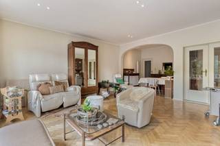 L'appartement prêt à emménager d'environ 120 m² de surface habitable, trois chambres et une terrasse est à vendre et est situé sur le Kardinaal Mercierlei à Oud-Berchem. La vue depuis l'appartement donne sur le château De Bergeyck et sa cour verdoyante.L'appartement authentique lui-même est situé au quatrième et dernier étage, sans aucun aperçu.Disposition - hall d'entrée- un espace de vie spacieux avec des éléments authentiques- cuisine- trois chambres - salle de bain - toilettes séparées- terrasse de 6 m²- box de garage arrière (possibilité d'achat)Avantages :- toiture entièrement rénovée et isolée en 2019- appartement lumineux avec une vue imprenable- lieu priséCet appartement est vendu pour un prix demandé de 429 000 euros. Il est également possible d'acheter un garage privé à l'arrière du bâtiment au prix demandé de 35 000 euros. Pour un rendez-vous ou plus d'informations : 03/206.76.76 ou sophie.schelpe@dewaele.com. Si vous souhaitez vendre votre propre propriété, veuillez nous contacter pour une estimation gratuite, par téléphone au 03/206.76.76 ou par e-mail à antwerpen@dewaele.com. Vous pouvez également toujours contacter notre bureau d'Anvers pour toute autre question concernant l'immobilier !